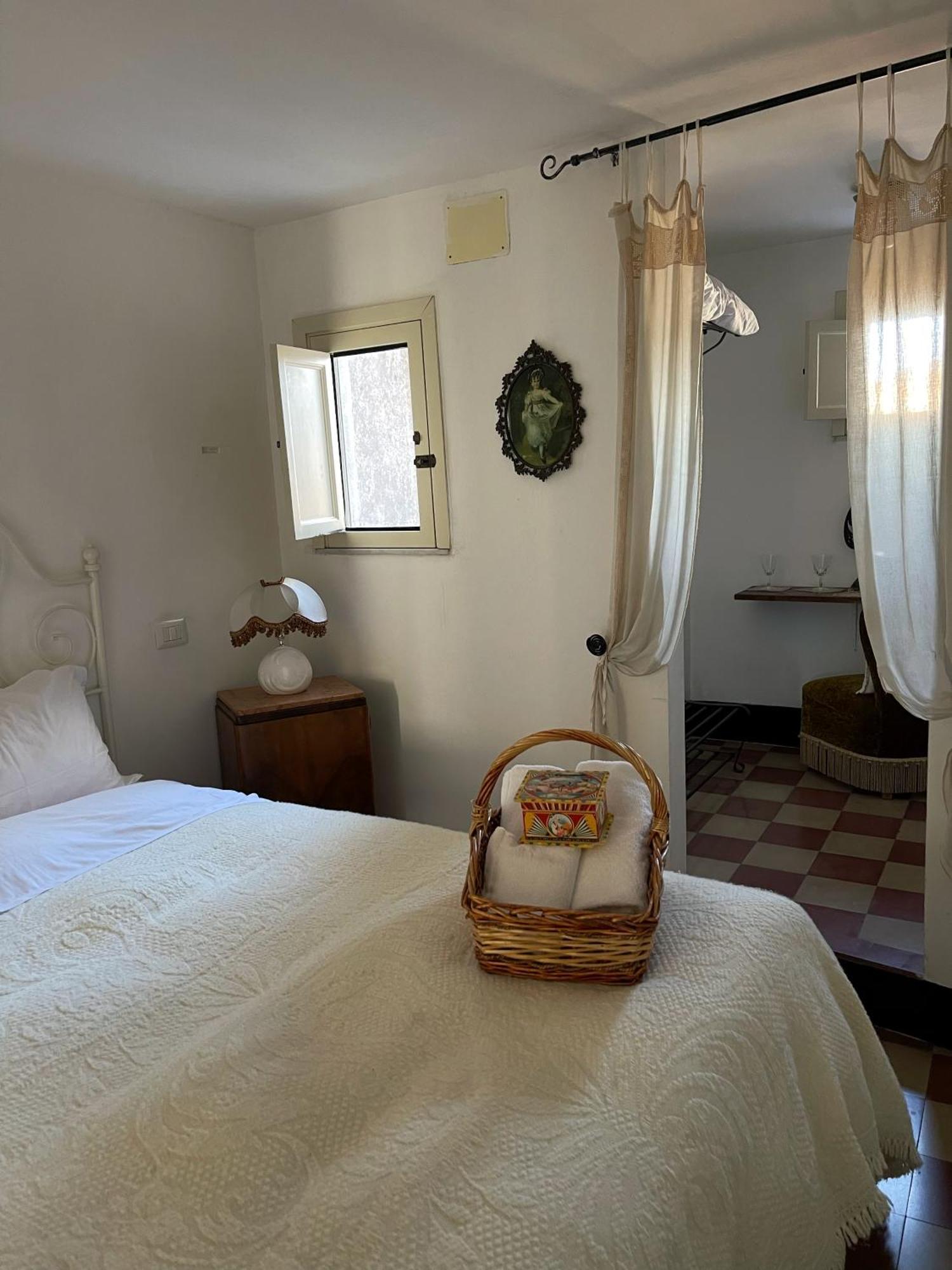 Fera O' Luni Bed & Breakfast 2*